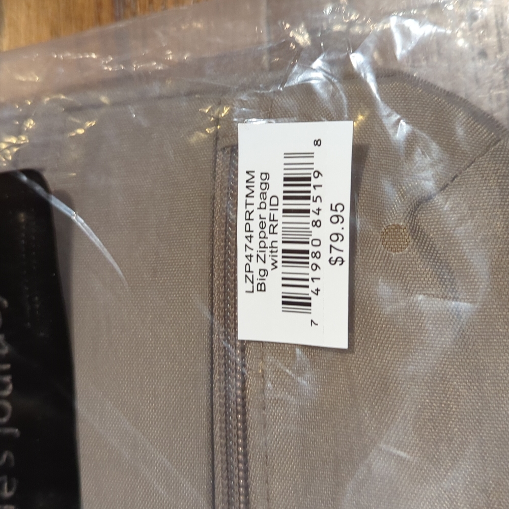 Baggallini big zipper bag with RFID - Picture 3 of 3